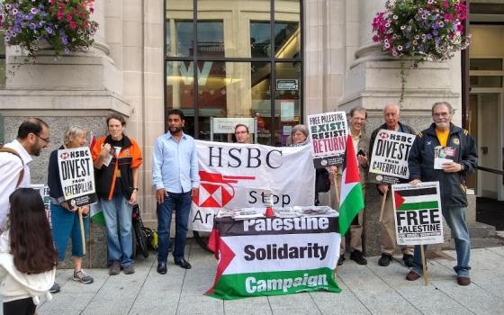 كارديف.. وقفة احتجاجية ضد تعامل بنك بريطاني مع شركات الأسلحة الإسرائيلية  