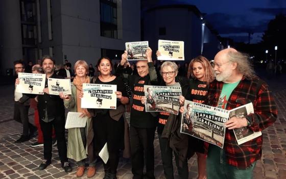 باريس.. وقفة احتجاجية تطالب الفنانة كاثرين رينجر بإلغاء حفلها في تل أبيب