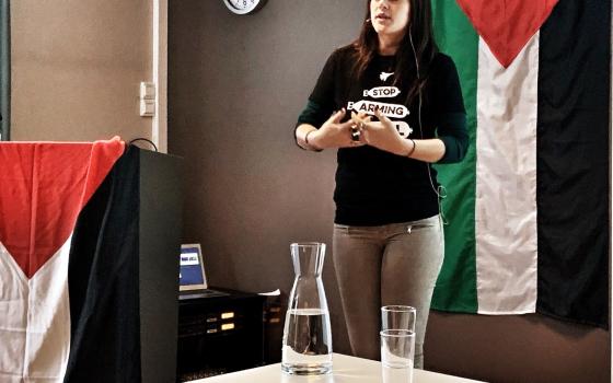 منع منسقة سابقة لحركة المقاطعة من دخول الأراضي المحتلة