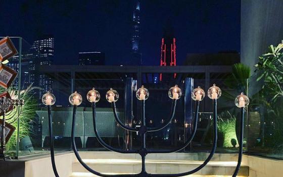 ناشطون ينتقدون احتفال إسرائيليين بعيد الحانوكا في الإمارات