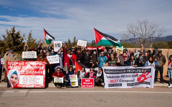 "الأمة الحمراء" تعيد رسم جداريات حول فلسطين في الولايات المتحدة