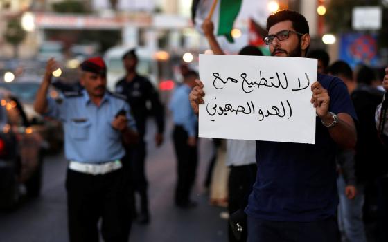 إماراتيون يرفضون التطبيع: الشعب الإماراتي يرفض هذه الممارسات لكنه لا يستطيع التعبير