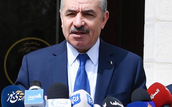 اشتية: يؤلمنا هبوط طائرة إسرائيلية في الإمارات في خرق واضح للموقف العربي