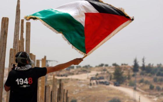 عريقات: لا أحد مفوض للحديث عن الفلسطينيين