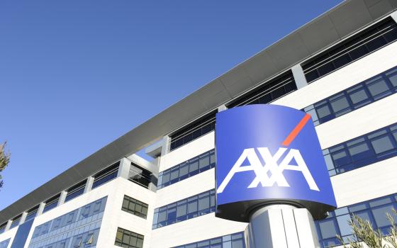 ناشطون فرنسيون يطالبون شركة أكسا بوقف استثماراتها في الشركات الإسرائيلية