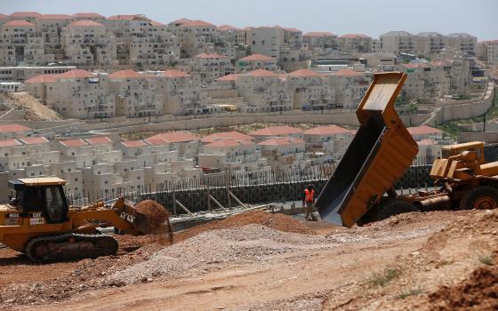 وزير إسرائيلي: أراضي الضفة هي حل أزمة السكن بالنسبة للإسرائيليين ?  