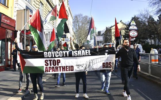 "رايتس ووتش" تدعو الاتحاد الأوروبي لإدانة الفصل العنصري  