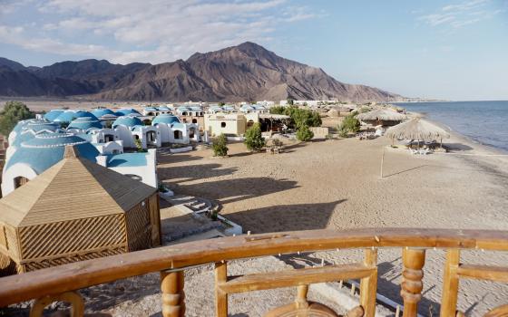 حملة تقييم سلبي لفندق Dana Beach Camp المستضيف لمهرجان إسرائيلي