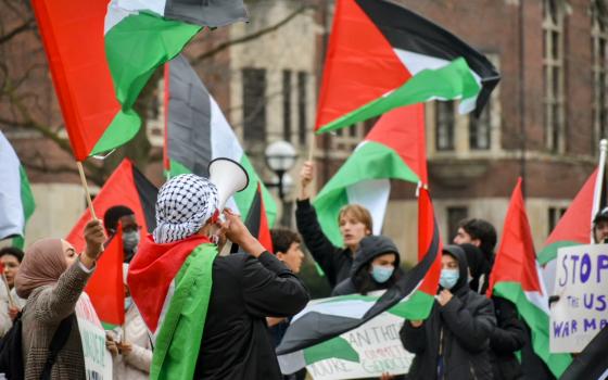 تظاهرة ضد نائبة الرئيس الأميركي بسبب دعمها لكيان الاحتلال