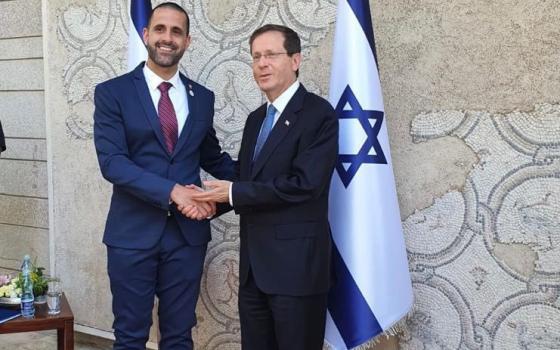 سفير البحرين: استمتعت بوجبة "الشبات" مع أصدقائي الإسرائيليين