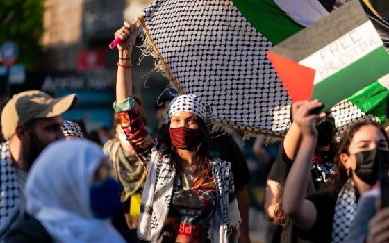 بيلا حديد تواجه اتهامات تحريضية لتضامنها مع فلسطين