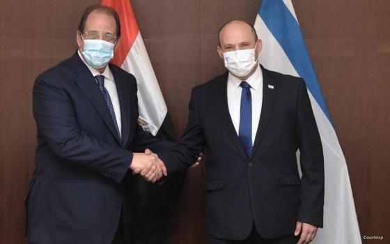 السيسي يدعو رئيس وزراء الاحتلال لزيارة رسمية إلى مصر