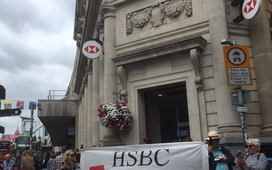 بلفاست.. وقفة احتجاجية أمام بنك HSBC