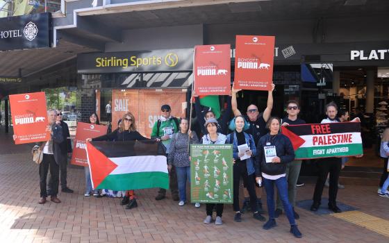 وقفة احتجاجية أمام متاجر بوما في مدينة ويلينغتون النيوزيلندية