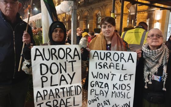 ناشطون يطالبون الفنانة أورورا أكسينز بإلغاء حفلها في تل أبيب  