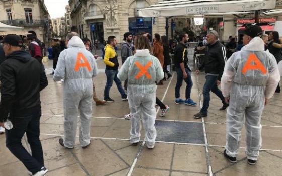 وقفة احتجاجية ضد شركة أكسا للتأمين في مدينة مونبيلييه الفرنسية