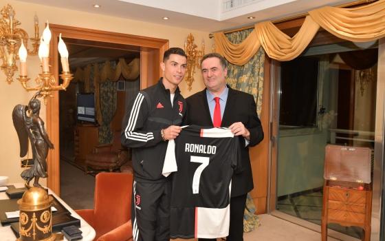 ناشطون ينتقدون رونالدو بعد لقاء مع وزير خارجية الاحتلال الإسرائيلي