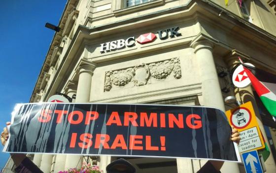 حملة التضامن مع فلسطين تطالب بنك HSBC بوقف استثماراته في شركة كاتربيلر
