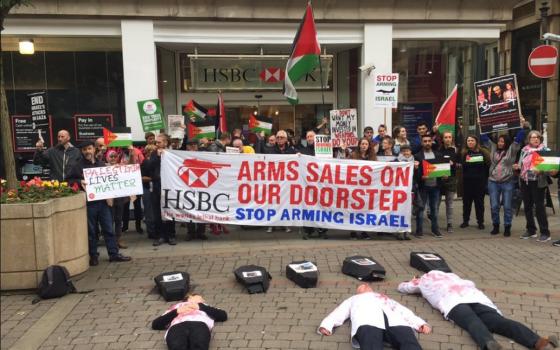 حملة التضامن مع فلسطين تطالب بنك HSBC بوقف استثماراته في شركة كاتربيلر