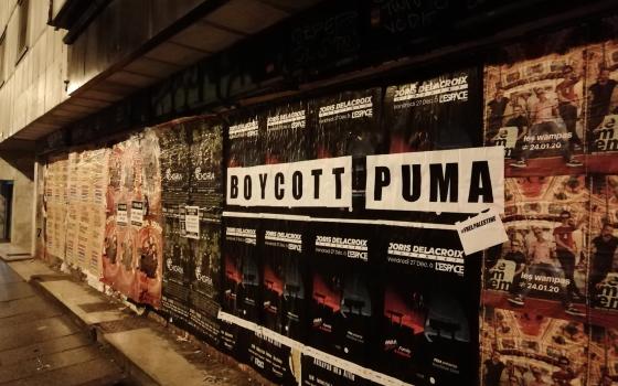 ملصقات تدعو لمقاطعة شركة بوما في مدينة رين الفرنسية