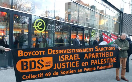 ليون.. وقفة احتجاجية ضد مساهمة شركة EGIS-Rail في مشروع بناء القطار الخفيف  