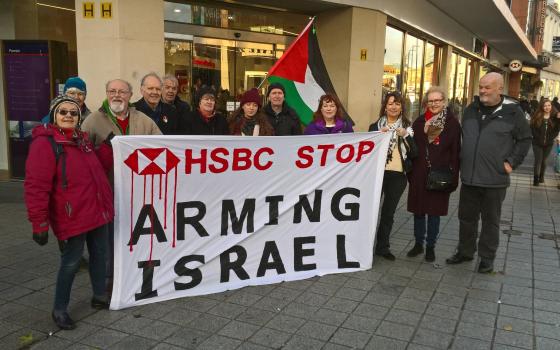 ليفربول.. وقفة احتجاجية أمام بنك HSBC المستثمر في شركات داعمة للاحتلال الإسرائيلي