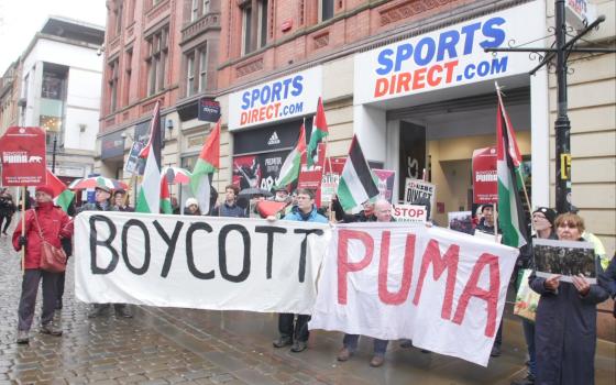 مانشستر.. وقفة احتجاجية ضد رعاية بوما لاتحاد كرة القدم الإسرائيلي