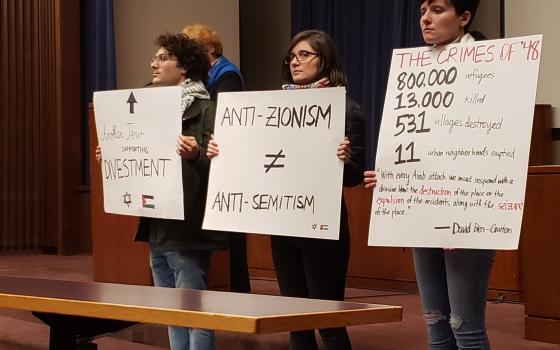 طلاب جامعة كاليفورنيا يحتجون خلال محاضرة لمؤرخة أميركية داعمة للاحتلال الإسرائيلي