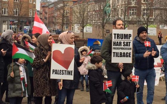 وقفة احتجاجية في مدينة ألبورغ الدنماركية رفضاً لصفقة القرن
