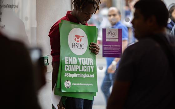 مطالبات لبنك HSBC بسحب استثماراته من "كاتربيلر" الداعمة للاحتلال