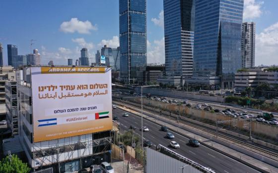 الإمارات تتمنى للإسرائيليين “عطلة مليئة بالسلام” وسط الانتهاكات في القدس