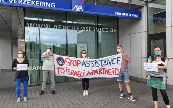 بروكسل.. نشطاء يطالبون شركة AXA بوقف استثماراها مع الجهات الداعمة للاحتلال