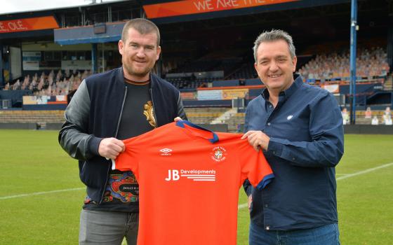 نادي لوتون تاون الإنجليزي ينهي علاقته مع شركة بوما المتواطئة مع الاحتلال  