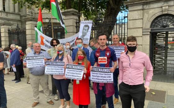 أيرلندا.. وقفة تضامنية لمطالبة الاحتلال بالإفراج عن مع منسق حركة المقاطعة النواجعة  