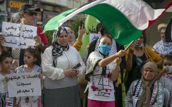 إندونيسيا.. منظمات غير حكومية تؤكد أن التطبيع مع الاحتلال موافقة على جرائمه  