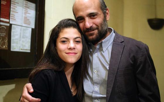 ابنة رامي شعث تتمكن من زيارته: احتضنته وبدا عليه الإرهاق وقلة النوم