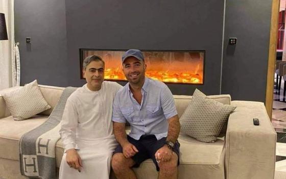 فنان إسرائيلي يزور الإمارات بدعوة من أحد الأمراء