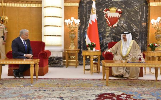 ملك البحرين وولي عهده يستقبلان وزير خارجية الاحتلال