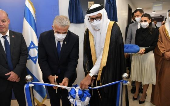 وسط مظاهرات احتجاجية.. لابيد يفتتح السفارة الإسرائيلية في البحرين