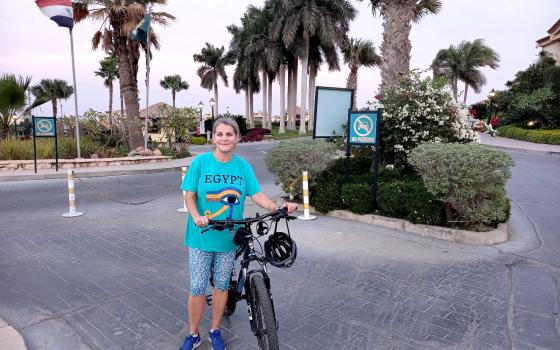 سفيرة الاحتلال لدى مصر تقود دراجتها الهوائية في القاهرة