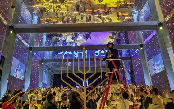 شمعدان ضخم باحتفالات عيد "حانوكا" اليهودي في دبي