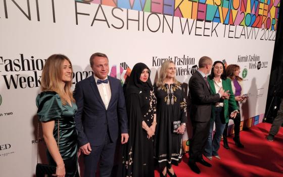 مصممة أزياء إماراتية تشارك في عرض أزياء في "إسرائيل"