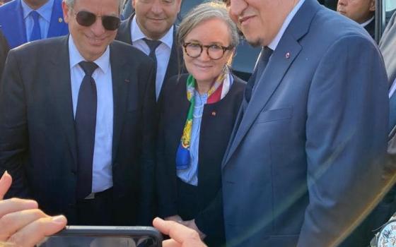 حملة تونسية تدين لقاء رئيسة الوزراء بشخصية تطبيعية  