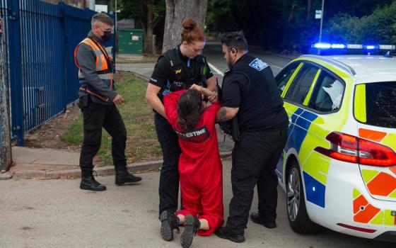 الشرطة البريطانية تستخدم العنف والاعتقالات لاستهداف نشطاء حركة فلسطين