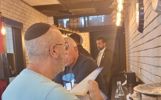 سخرية إسرائيلية من السفير البحريني بعد مشاهدته في مطعم بالقدس