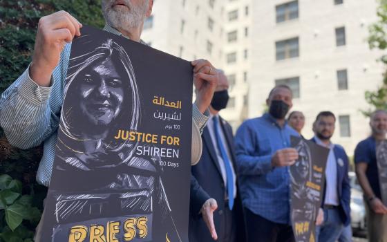 ضغوط أمريكية على الاحتلال لمراجعة سياسة الجيش بعد اغتيال أبو عاقلة  