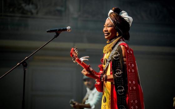 فنانة مالية تتواطأ مع الاحتلال رغم نداءات المقاطعة