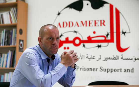 إدانات فلسطينية ودولية لترحيل الناشط صلاح حموري إلى فرنسا  