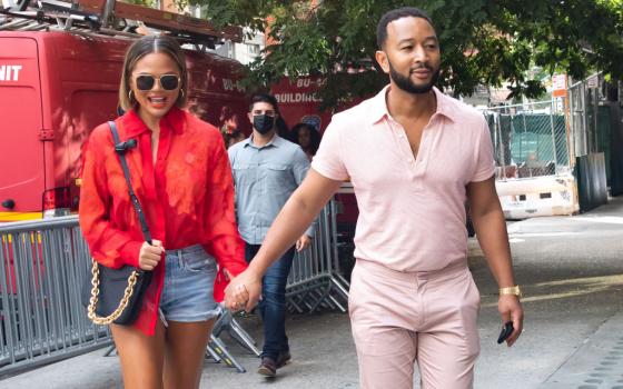 مغنٍ أميركي ينتقد "إسرائيل" لإساءة معاملة الفلسطينيين