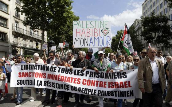 فرنسا تحظر مجموعتين متضامنتين مع فلسطين بناءً على طلب ماكرون